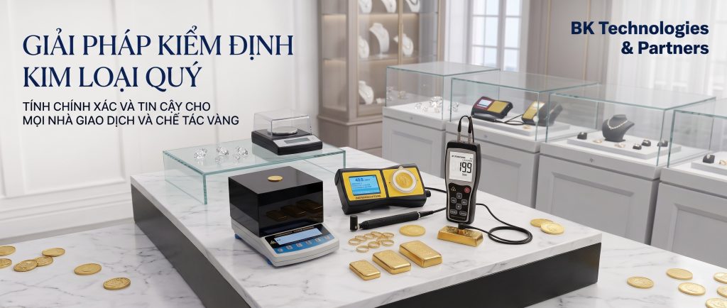 Giải pháp kiểm định kim loại quý và đá quý của BK Technologies & Partners. Ảnh chụp các thiết bị chuyên dụng như cân phân tích, máy phân tích quang phổ cầm tay, máy đo độ dày lớp mạ, thỏi vàng, đồng xu vàng, kim cương và nhẫn trên bàn đá cẩm thạch.